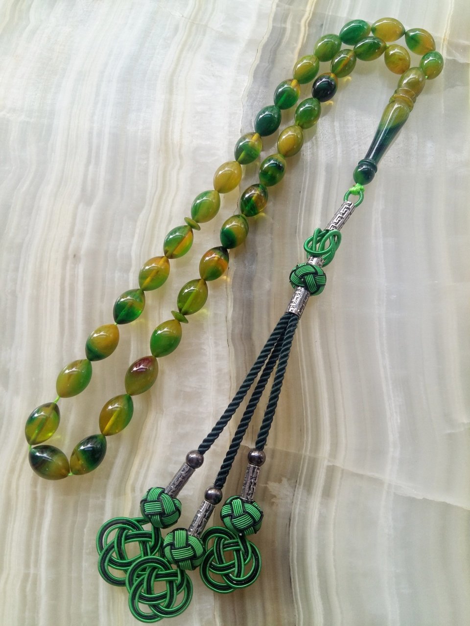 Kazaz Püsküllü Elde Yağ Gibi Çekimi Olan Birinci Sınıf Malzemeden Yapılmış Hareli Beyzi Kesim Sıkma Kehribar Tesbih