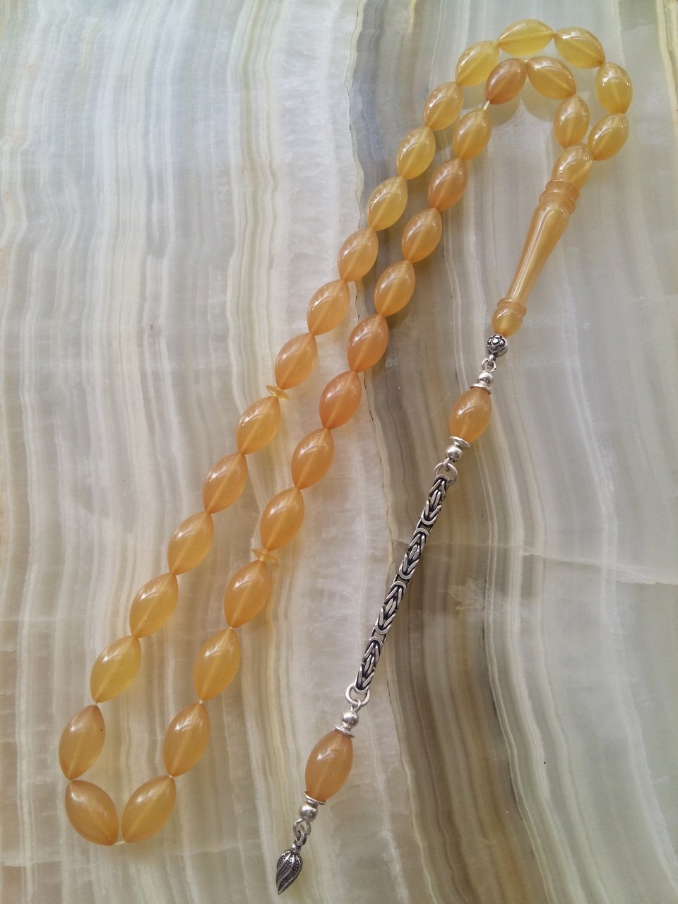 Özel İşçilikli 925 Ayar Gümüş Püsküllü Ateş Kehribar Tesbih. Ürün Piyasanın en iyi Hammaddesinden Yapılmış Olup Canlı Rengiyle,Yumuşak Dokusu ve Kusursuz İşçiligiyle Tesbih Severlerin Beğenisine Sunulmuştur