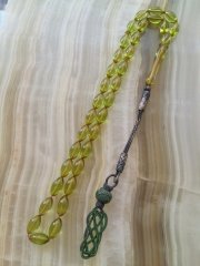 Özel İşçilikli Kazaz Püsküllü Ateş Kehribar Tesbih. Ürün Piyasanın en iyi Hammaddesinden Yapılmış Olup Canlı Rengiyle,Yumuşak Dokusu ve Kusursuz İşçiligiyle Tesbih Beğenisine Sunulmuştur.