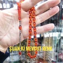 Özel İşçilikli Atölye Yapımı Ateş Kehribar Tesbih. Ürün Piyasanın en iyi Hammaddesinden Yapılmış Olup Canlı Rengiyle, Yumuşak Dokusu ve Kusursuz Işçiligiyle Tesbih Severlerin Beğenisine Sunulmuştur.