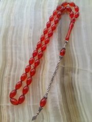 Özel İşçilikli Atölye Yapımı 925 Ayar Gümüş Püsküllü Ateş Kehribar Tesbih.Ürün Piyasanın en iyi Hammaddesinden Yapılmış Olup Canlı Rengiyle, Yumuşak Dokusu ve Kusursuz İşçiligiyle Tesbih Severlerin Beğenisine Sunulmuştur.