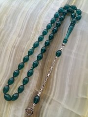 Özel İşçilikli Atölye Yapımı 925 Ayar Gümüş Püsküllü Ateş Kehribar Tesbih.Ürün Piyasanın en iyi Hammaddesinden Yapılmış Olup Canlı Rengiyle, Yumuşak Dokusu ve Kusursuz İşçiligiyle Tesbih Severlerin Beğenisine Sunulmuştur.