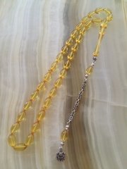 Özel İşçilikli Atölye Yapımı 925 Ayar Gümüş Püsküllü Ateş Kehribar Tesbih.Ürün Piyasanın en iyi Hammaddesinden Yapılmış Olup Canlı Rengiyle, Yumuşak Dokusu ve Kusursuz İşçiligiyle Tesbih Severlerin Beğenisine Sunulmuştur.