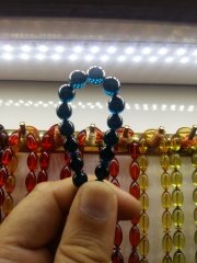 Özel İşçilikli Atölye Yapımı 925 Ayar Gümüş Püsküllü Ateş Kehribar Tesbih.Ürün Piyasanın en iyi Hammaddesinden Yapılmış Olup Canlı Rengiyle, Yumuşak Dokusu ve Kusursuz İşçiligiyle Tesbih Severlerin Beğenisine Sunulmuştur.