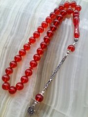 Özel İşçilikli Atölye Yapımı 925 Ayar Gümüş Püsküllü Ateş Kehribar Tesbih.Ürün Piyasanın en iyi Hammaddesinden Yapılmış Olup Canlı Rengiyle, Yumuşak Dokusu ve Kusursuz İşçiligiyle Tesbih Severlerin Beğenisine Sunulmuştur.