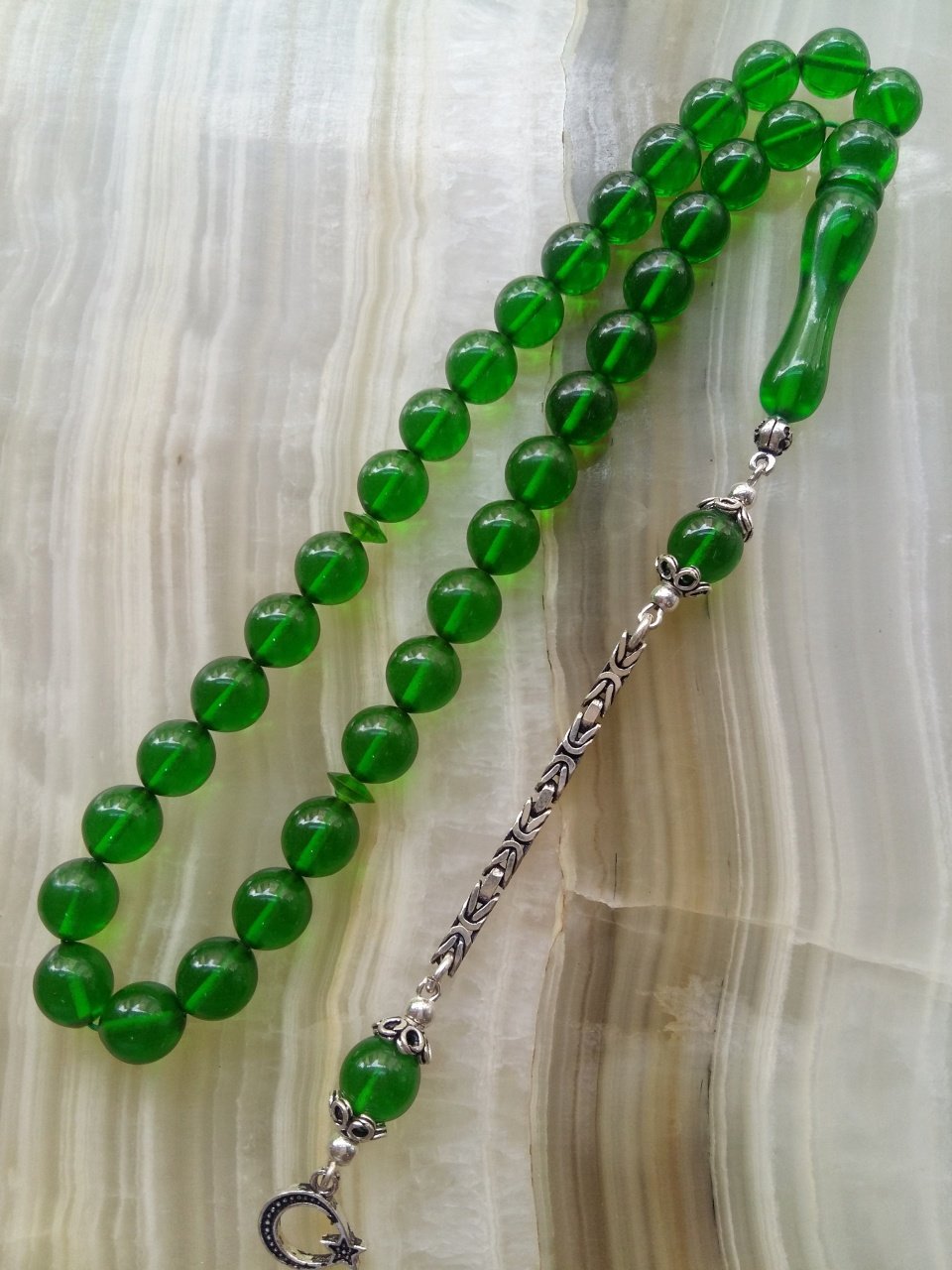 Özel İşçilikli Atölye Yapımı 925 Ayar Gümüş Püsküllü Ateş Kehribar Tesbih.Ürün Piyasanın en iyi Hammaddesinden Yapılmış Olup Canlı Rengiyle, Yumuşak Dokusu ve Kusursuz İşçiligiyle Tesbih Severlerin Beğenisine Sunulmuştur.