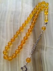 Özel İşçilikli Atölye Yapımı 925 Ayar Gümüş Püsküllü Ateş Kehribar Tesbih.Ürün Piyasanın en iyi Hammaddesinden Yapılmış Olup Canlı Rengiyle, Yumuşak Dokusu ve Kusursuz İşçiligiyle Tesbih Severlerin Beğenisine Sunulmuştur.