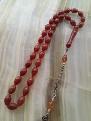 Özel İşçilikli Atölye Yapımı 925 Ayar Gümüş Püsküllü Sıkma Kehribar Tesbih.Ürün Piyasanın en iyi Hammaddesinden Yapılmış Olup Canlı Rengiyle, Yumuşak Dokusu ve Kusursuz İşçiligiyle Tesbih Severlerin Beğenisine Sunulmuştur.