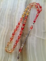 Özel İşçilikli Atölye Yapımı 925 Ayar Gümüş Püsküllü Sikma Kehribar Tesbih.Ürün Piyasanın en iyi Hammaddesinden Yapılmış Olup Canlı Rengiyle, Yumuşak Dokusu ve Kusursuz İşçiligiyle Tesbih Severlerin Beğenisine Sunulmuştur.