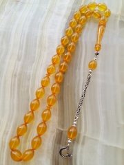 Özel İşçilikli Atölye Yapımı 925 Ayar Gümüş Püsküllü Sıkma Kehribar Tesbih.Ürün Piyasanın en iyi Hammaddesinden Yapılmış Olup Canlı Rengiyle, Yumuşak Dokusu ve Kusursuz İşçiligiyle Tesbih Severlerin Beğenisine Sunulmuştur.