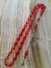 Özel İşçilikli Atölye Yapımı 925 Ayar Gümüş Püsküllü Sıkma Kehribar Tesbih.Ürün Piyasanın en iyi Hammaddesinden Yapılmış Olup Canlı Rengiyle, Yumuşak Dokusu ve Kusursuz İşçiligiyle Tesbih Severlerin Beğenisine Sunulmuştur.