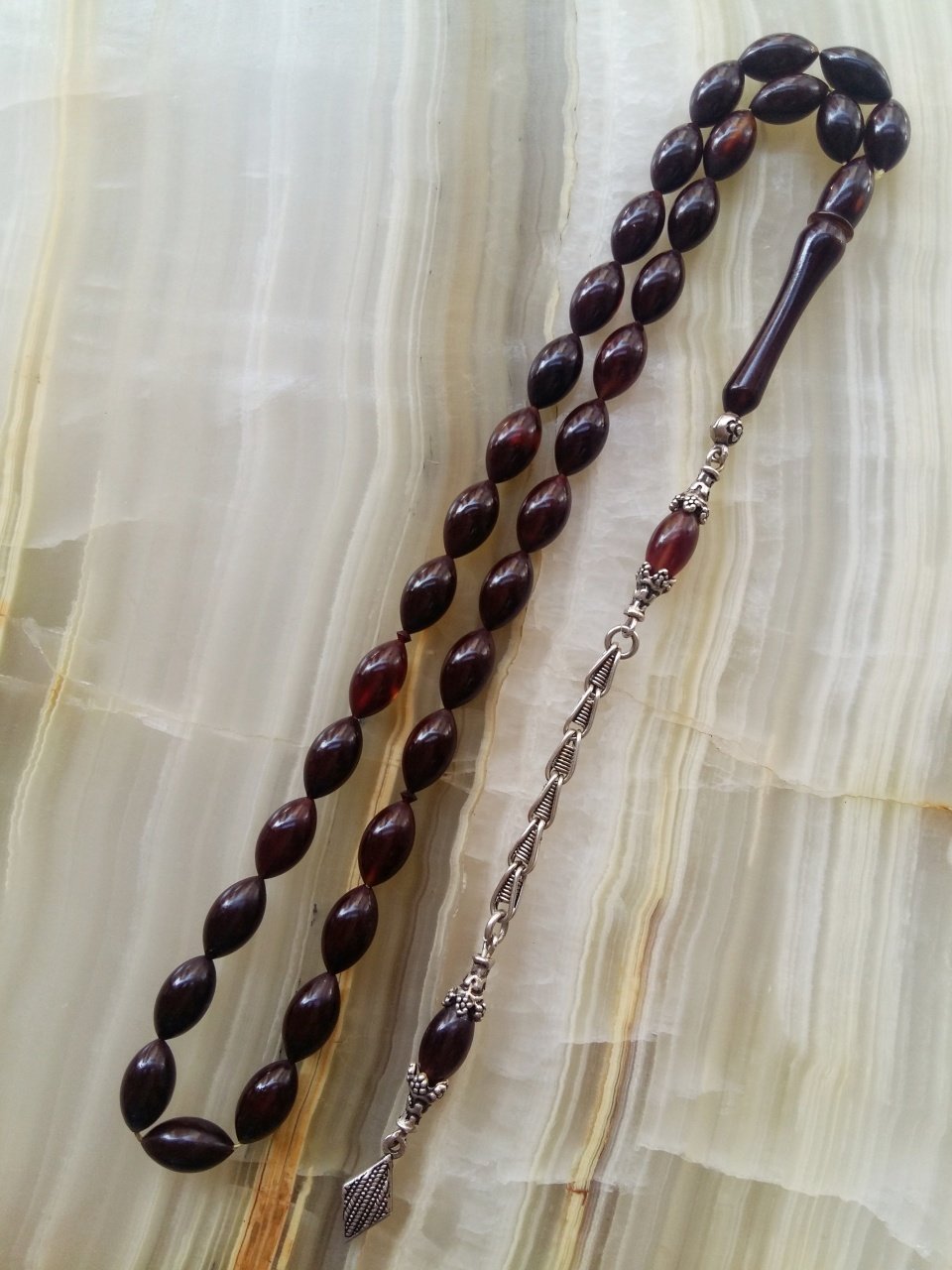 Çektikçe Parlayacak Hareli 925 Ayar Gümüş Püsküllü Sıkma Kehribar Tesbih. Tesbih Malzemesi Piyasanın en iyi Hammadesinden Yapılmış Olup Canlılık Renk Yumuşak Dokusu ve Kusursuz Isciligiyle Tesbih Severlerin Beğenisine Sunulmuştur.