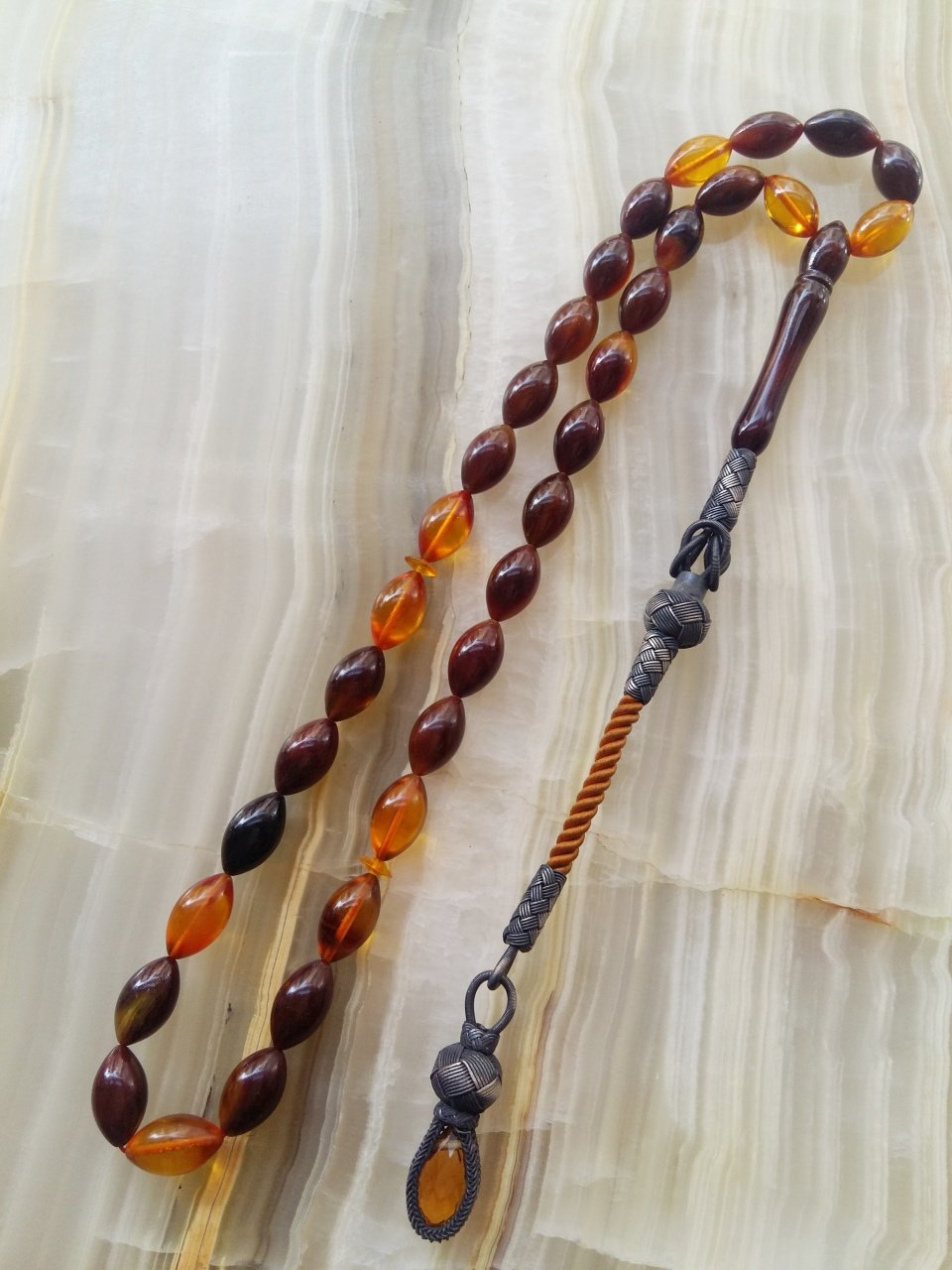 Çektikçe Parlayacak Hareli Kazaz Püsküllü Sıkma Kehribar Tesbih. Tesbih Malzemesi Piyasanın en iyi Hammadesinden Yapılmış Olup Canlılık Renk Yumuşak Dokusu ve Kusursuz Isciligiyle Tesbih Severlerin Beğenisine Sunulmuştur.