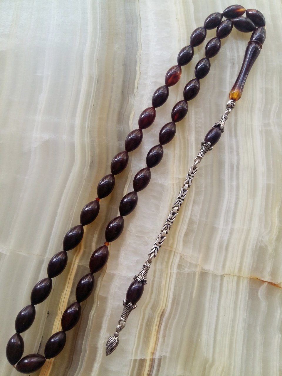 Çektikçe Parlayacak Hareli 925 Ayar Gümüş Püsküllü Sıkma Kehribar Tesbih. Tesbih Malzemesi Piyasanın en iyi Hammadesinden Yapılmış Olup Canlılık Renk Yumuşak Dokusu ve Kusursuz Isciligiyle Tesbih Severlerin Beğenisine Sunulmuştur.