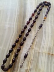 Çektikçe Parlayacak Hareli 925 Ayar Gümüş Püsküllü Sıkma Kehribar Tesbih. Tesbih Malzemesi Piyasanın en iyi Hammadesinden Yapılmış Olup Canlılık Renk Yumuşak Dokusu ve Kusursuz Isciligiyle Tesbih Severlerin Beğenisine Sunulmuştur.