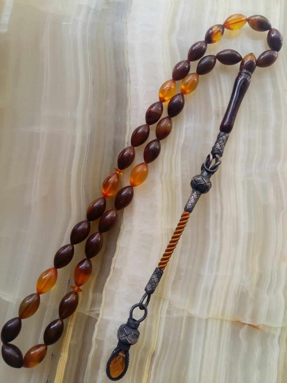 Çektikçe Parlayacak Hareli Kazaz Püsküllü Sıkma Kehribar Tesbih. Tesbih Malzemesi Piyasanın en iyi Hammadesinden Yapılmış Olup Canlılık Renk Yumuşak Dokusu ve Kusursuz Isciligiyle Tesbih Severlerin Beğenisine Sunulmuştur.