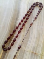 Çektikçe Parlayacak Hareli 925 Ayar Gümüş Püsküllü Sıkma Kehribar Tesbih. Tesbih Malzemesi Piyasanın en iyi Hammadesinden Yapılmış Olup Canlılık Renk Yumuşak Dokusu ve Kusursuz Isciligiyle Tesbih Severlerin Beğenisine Sunulmuştur.