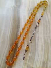 Çektikçe Parlayacak 925 Ayar Gümüş Püsküllü Sıkma Kehribar Tesbih. Tesbih Malzemesi Piyasanın en iyi Hammadesinden Yapılmış Olup Canlılık Renk Yumuşak Dokusu ve Kusursuz Isciligiyle Tesbih Severlerin Beğenisine Sunulmuştur.