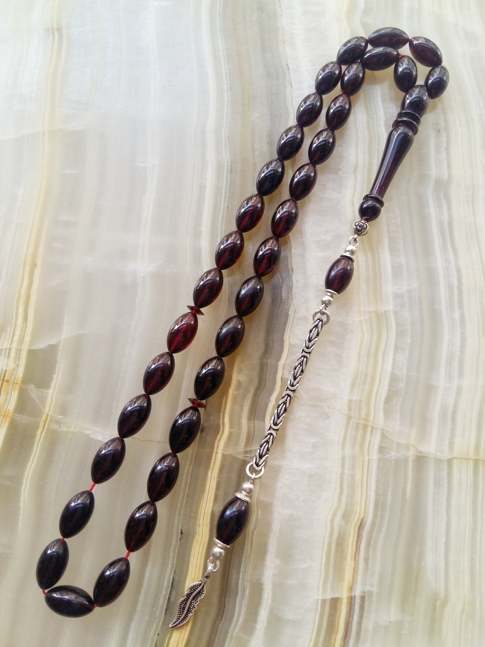 Çektikçe Parlayacak Hareli 925 Ayar Gümüş Püsküllü Sıkma Kehribar Tesbih. Tesbih Malzemesi Piyasanın en iyi Hammadesinden Yapılmış Olup Canlılık Renk Yumuşak Dokusu ve Kusursuz Isciligiyle Tesbih Severlerin Beğenisine Sunulmuştur.