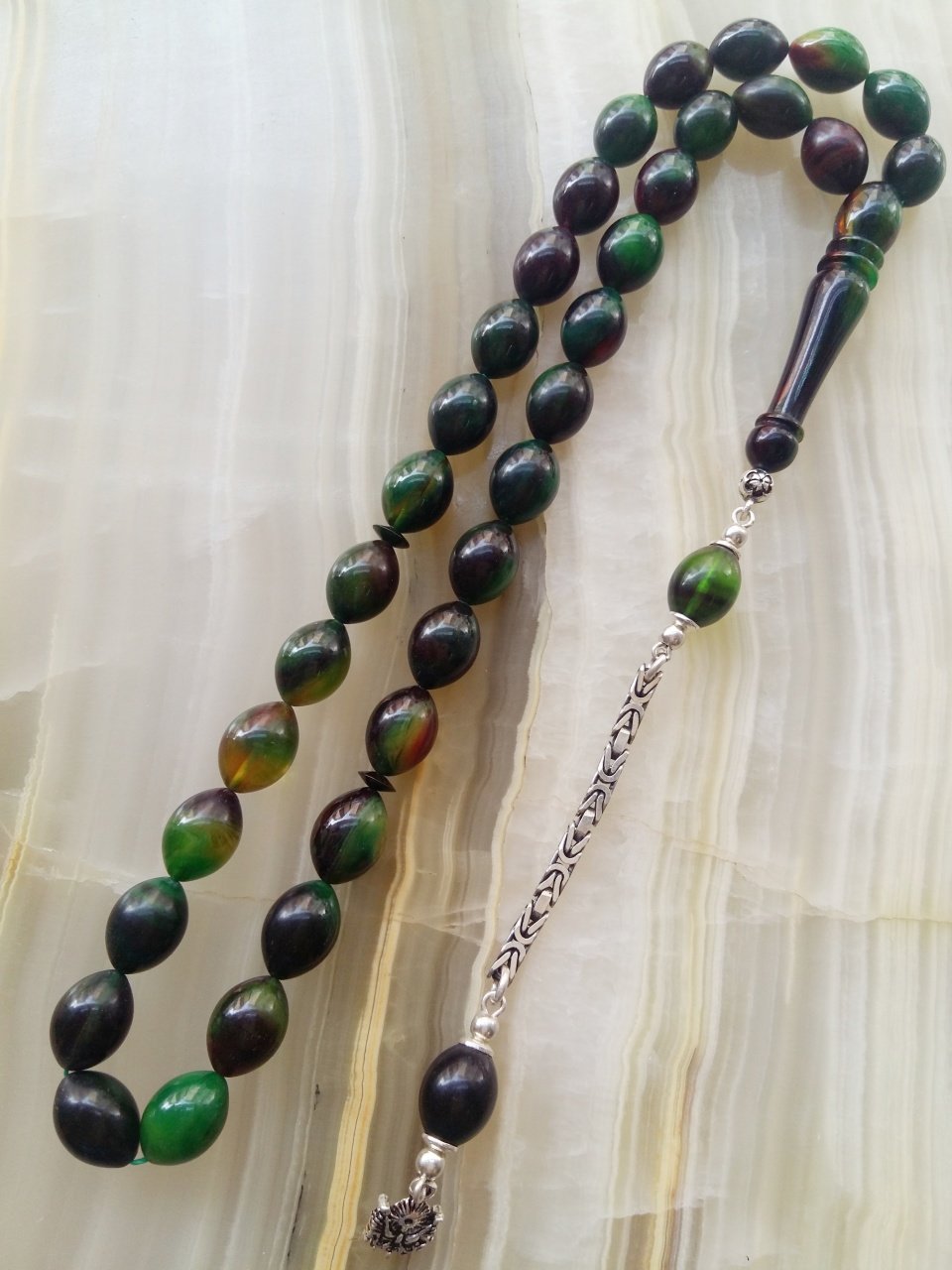 Çektikçe Parlayacak Hareli 925 Ayar Gümüş Püsküllü Sıkma Kehribar Tesbih. Tesbih Malzemesi Piyasanın en iyi Hammadesinden Yapılmış Olup Canlılık Renk Yumuşak Dokusu ve Kusursuz Isciligiyle Tesbih Severlerin Beğenisine Sunulmuştur.