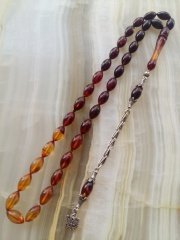 Çektikçe Parlayacak Hareli 925 Ayar Gümüş Püsküllü Sıkma Kehribar Tesbih. Tesbih Malzemesi Piyasanın en iyi Hammadesinden Yapılmış Olup Canlılık Renk Yumuşak Dokusu ve Kusursuz Isciligiyle Tesbih Severlerin Beğenisine Sunulmuştur.