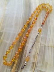 Çektikçe Parlayacak Hareli 925 Ayar Gümüş Püsküllü Sıkma Kehribar Tesbih. Tesbih Malzemesi Piyasanın en iyi Hammadesinden Yapılmış Olup Canlılık Renk Yumuşak Dokusu ve Kusursuz Isciligiyle Tesbih Severlerin Beğenisine Sunulmuştur.