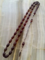 Çektikçe Parlayacak Hareli 925 Ayar Gümüş Püsküllü Sıkma Kehribar Tesbih. Tesbih Malzemesi Piyasanın en iyi Hammadesinden Yapılmış Olup Canlılık Renk Yumuşak Dokusu ve Kusursuz Isciligiyle Tesbih Severlerin Beğenisine Sunulmuştur.