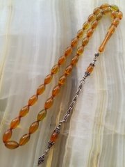 Çektikçe Parlayacak 925 Ayar Gümüş Püsküllü Sıkma Kehribar Tesbih. Tesbih Malzemesi Piyasanın en iyi Hammadesinden Yapılmış Olup Canlılık Renk Yumuşak Dokusu ve Kusursuz Isciligiyle Tesbih Severlerin Beğenisine Sunulmuştur.