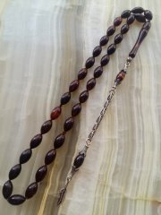 Çektikçe Parlayacak Hareli 925 Ayar Gümüş Püsküllü Sıkma Kehribar Tesbih. Tesbih Malzemesi Piyasanın en iyi Hammadesinden Yapılmış Olup Canlılık Renk Yumuşak Dokusu ve Kusursuz Isciligiyle Tesbih Severlerin Beğenisine Sunulmuştur.