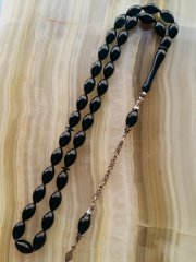 Özel İşçilikli Atölye Yapımı 925 Ayar Gümüş Püsküllü Ateş Kehribar Tesbih.Ürün Piyasanın en iyi Hammaddesinden Yapılmış Olup Canlı Rengiyle, Yumuşak Dokusu ve Kusursuz İşçiligiyle Tesbih Severlerin Beğenisine Sunulmuştur.