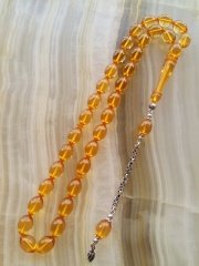 Özel İşçilikli Atölye Yapımı 925 Ayar Gümüş Püsküllü Ateş Kehribar Tesbih.Ürün Piyasanın en iyi Hammaddesinden Yapılmış Olup Canlı Rengiyle, Yumuşak Dokusu ve Kusursuz İşçiligiyle Tesbih Severlerin Beğenisine Sunulmuştur.