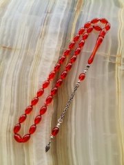 Özel İşçilikli Atölye Yapımı 925 Ayar Gümüş Püsküllü Ateş Kehribar Tesbih.Ürün Piyasanın en iyi Hammaddesinden Yapılmış Olup Canlı Rengiyle, Yumuşak Dokusu ve Kusursuz İşçiligiyle Tesbih Severlerin Beğenisine Sunulmuştur.