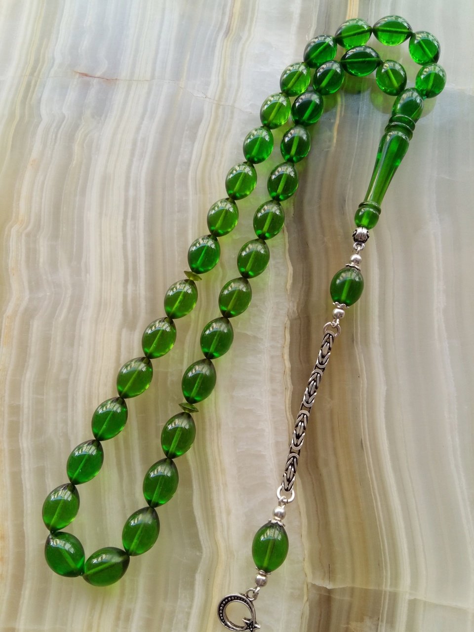 Özel İşçilikli Atölye Yapımı 925 Ayar Gümüş Püsküllü Ateş Kehribar Tesbih.Ürün Piyasanın en iyi Hammaddesinden Yapılmış Olup Canlı Rengiyle, Yumuşak Dokusu ve Kusursuz İşçiligiyle Tesbih Severlerin Beğenisine Sunulmuştur.