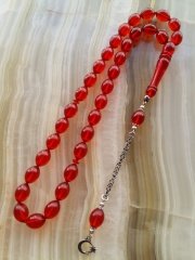 Özel İşçilikli Atölye Yapımı 925 Ayar Gümüş Püsküllü Ateş Kehribar Tesbih.Ürün Piyasanın en iyi Hammaddesinden Yapılmış Olup Canlı Rengiyle, Yumuşak Dokusu ve Kusursuz İşçiligiyle Tesbih Severlerin Beğenisine Sunulmuştur.