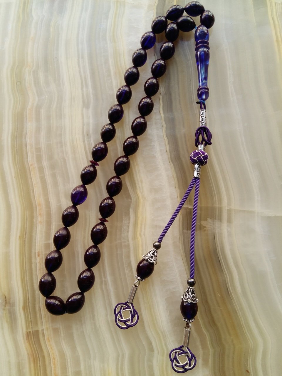 Özel İşçilikli Atölye Yapımı 925 Ayar Gümüş Püsküllü Ateş Kehribar Tesbih.Ürün Piyasanın en iyi Hammaddesinden Yapılmış Olup Canlı Rengiyle, Yumuşak Dokusu ve Kusursuz İşçiligiyle Tesbih Severlerin Beğenisine Sunulmuştur.