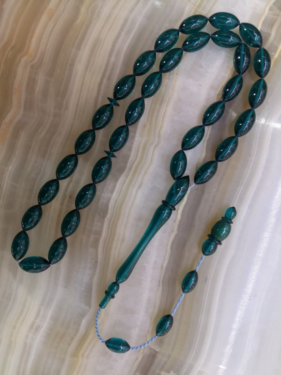 Özel İşçilikli Atölye Yapımı Ateş Kehribar Tesbih.Ürün Piyasanın en iyi Hammaddesinden Yapılmış Olup Canlı Rengiyle, Yumuşak Dokusu ve Kusursuz İşçiligiyle Tesbih Severlerin Beğenisine Sunulmuştur.