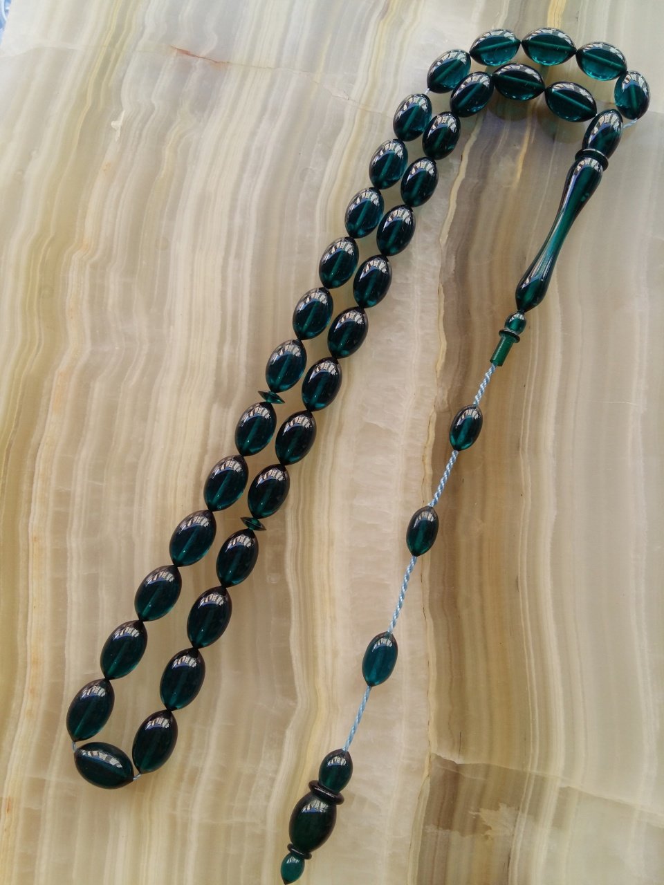 Özel İşçilikli Atölye Yapımı Ateş Kehribar Tesbih.Ürün Piyasanın en iyi Hammaddesinden Yapılmış Olup Canlı Rengiyle, Yumuşak Dokusu ve Kusursuz İşçiligiyle Tesbih Severlerin Beğenisine Sunulmuştur.