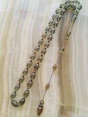 Özel İşçilikli Atölye Yapımı Ateş Kehribar Tesbih.Ürün Piyasanın en iyi Hammaddesinden Yapılmış Olup Canlı Rengiyle, Yumuşak Dokusu ve Kusursuz İşçiligiyle Tesbih Severlerin Beğenisine Sunulmuştur.