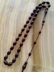 Özel İşçilikli Atölye Yapımı Hareli Sıkma Kehribar Tesbih.Ürün Piyasanın en iyi Hammaddesinden Yapılmış Olup Canlı Rengiyle, Yumuşak Dokusu ve Kusursuz İşçiligiyle Tesbih Severlerin Beğenisine Sunulmuştur.