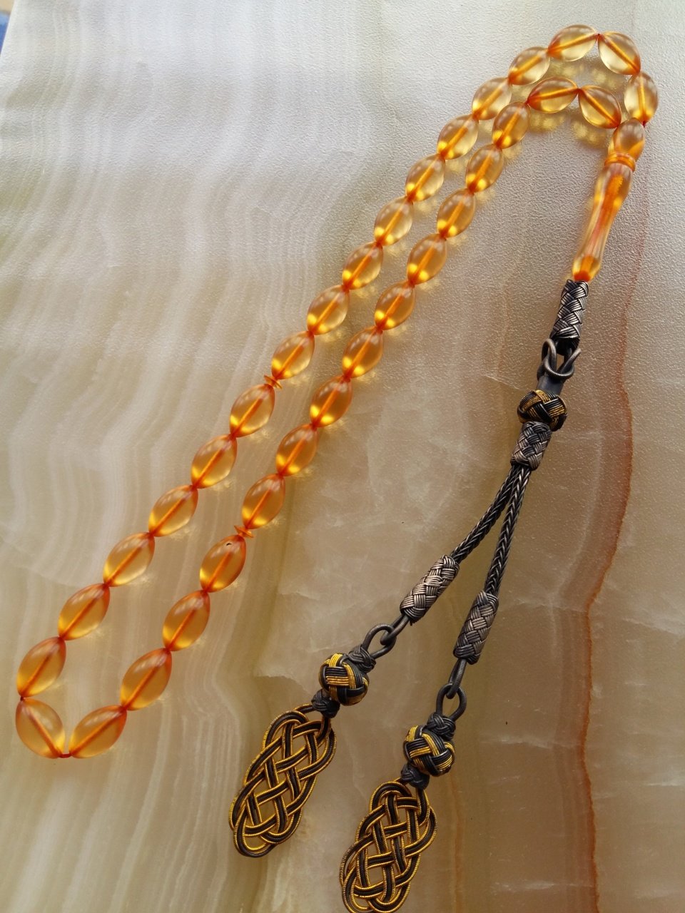 Özel İşçilikli Atölye Yapımı Kazaz Püsküllü Elde Yağ Gibi Çekimi Olan Tesbihimiz Tesbih Severlerin Beğenisine Sunulmuştur