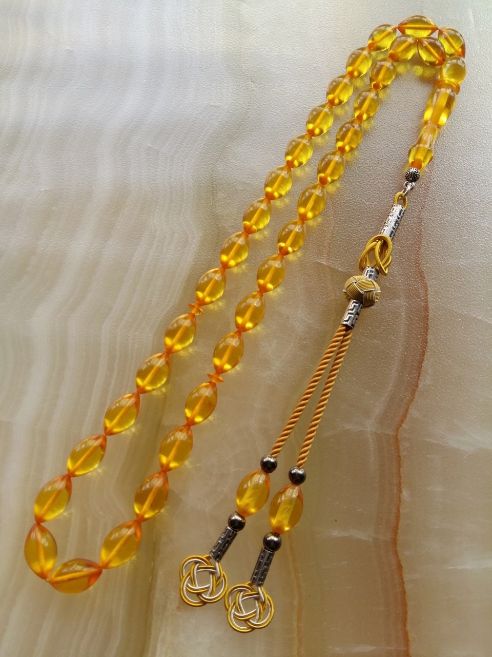 Özel İşçilikli Atölye Yapımı Kazaz Püsküllü Elde Yağ Gibi Çekimi Olan Birinci Sınıf Malzemeden Yapılmış Ateş Kehribar Tesbih