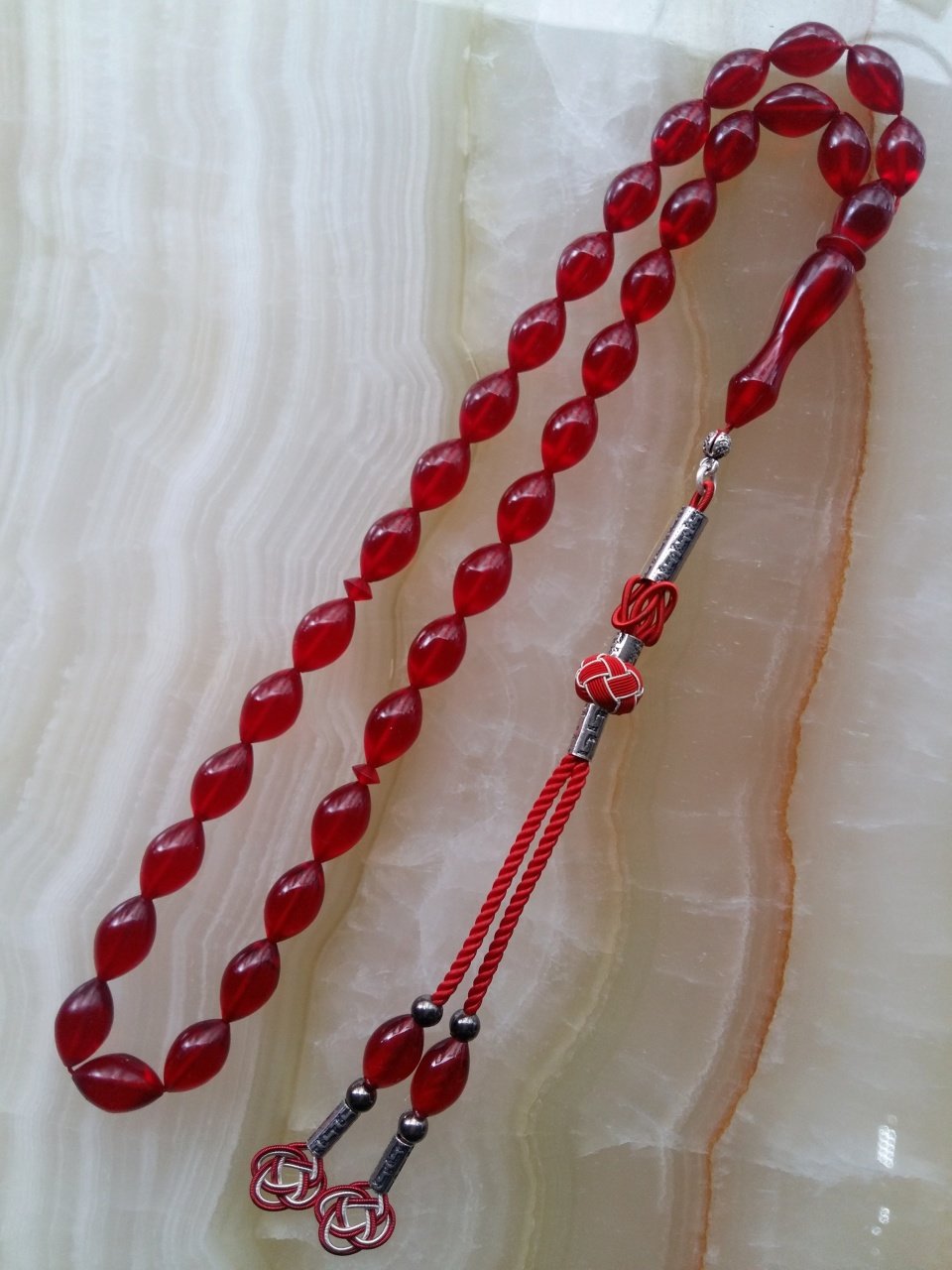 Kazaz Püsküllü Elde Yağ Gibi Çekimi Olan Piyasanın en iyi Hammadesinden Yapılmış Olup Yumuşak Dokusu ve Kusursuz İşçiliği ile Tesbih Severlerin Beğenisine Sunulmuştur.