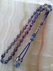 Kazaz Püsküllü Elde Yağ Gibi Çekimi Olan Birinci Sınıf Malzemeden Yapılmış Olup Yumuşak Dokusu ve Kusursuz İşçiliği ile Tesbih Severlerin Beğenisine Sunulmuştur.