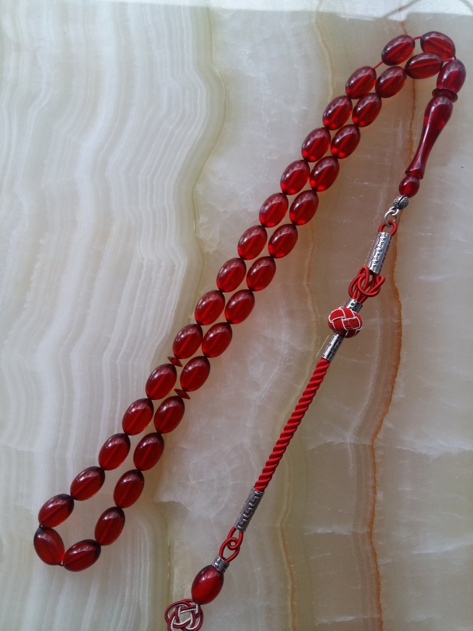 Kırmızı Renkli Kazaz Püsküllü Elde Yağ Gibi Çekimi Olan Tesbihimiz Tesbih Severlerin Beğenisine Sunulmuştur