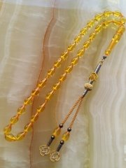 Damla Kesim Kazaz Püsküllü Elde Yağ Gibi Çekimi Olan Ateş Kehribar Tesbihimiz Birinci Sınıf Malzemeden Yapılmış Olup Yumuşak Dokusu ve Kusursuz İşçiliği ile Tesbih Severlerin Beğenisine Sunulmuştur.