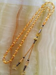 Kazaz Püsküllü Elde Yağ Gibi Çekimi Olan Ateş Kehribar Tesbihimiz Birinci Sınıf Malzemeden Yapılmış Olup Yumuşak Dokusu ve Kusursuz İşçiliği ile Tesbih Severlerin Beğenisine Sunulmuştur.