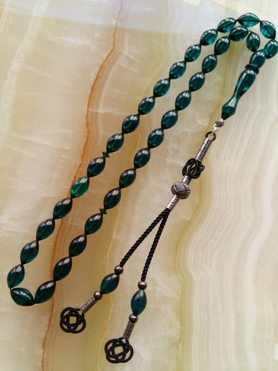 Kazaz Püsküllü Elde Yağ Gibi Çekimi Olan Ateş Kehribar Tesbihimiz Birinci Kalite Malzemeden Yapılmış Olup Yumuşak Dokusu ve Günlük Çekime Uygun &Koleksiyonluk Beyzi Kesim Tesbih