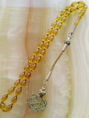 Kazaz Püsküllü Piyasanın en iyi Hammadesinden Yapılmış Ateş Kehribar Tesbihimiz Tesbih Severlerin Beğenisine Sunulmuştur.