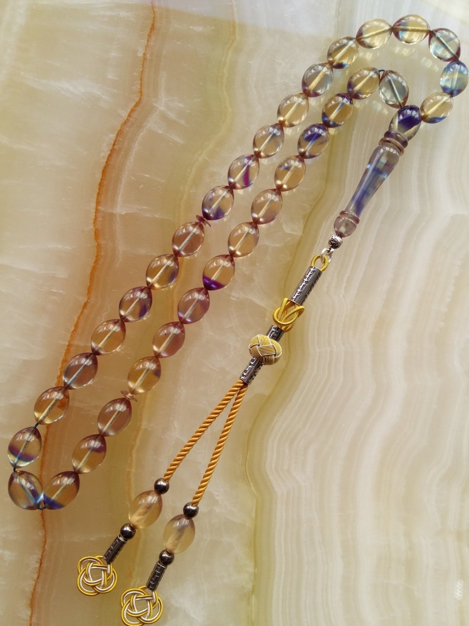 Kazaz Püsküllü Elde Yağ Gibi Çekimi Olan Ateş Kehribar Tesbihimiz Birinci Kalite Malzemeden Yapılmış Olup Yumuşak Dokusu ve Kusursuz İşçiliği ile Tesbih Severlerin Beğenisine Sunulmuştur.