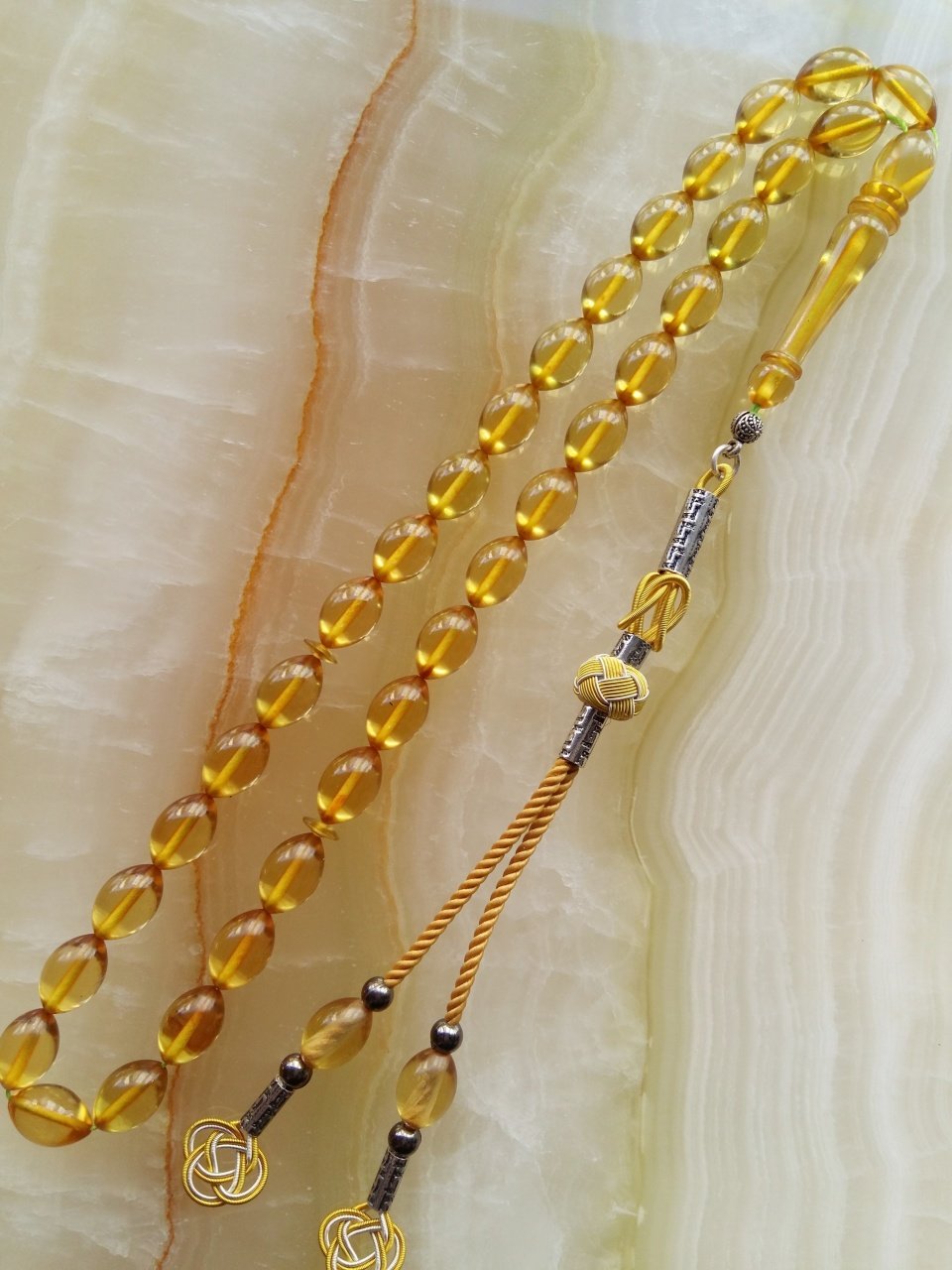 Kazaz Püsküllü Elde Yağ Gibi Çekimi Olan Birinci Sınıf Malzemeden Yapılmış Ateş Kehribar Tesbihimiz Tesbih Severlerin Beğenisine Sunulmuştur